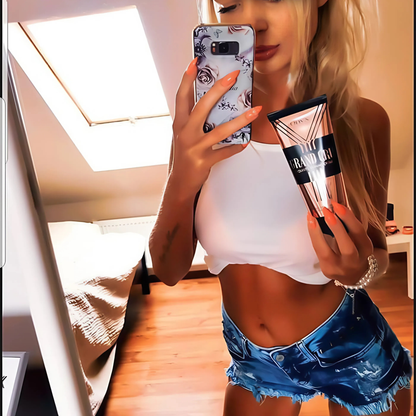 Onyx Grand Cru w dłoni kobiety przed opalaniem. Przyspieszacz opalania o lekkiej konsystencji i szybkim działaniu.