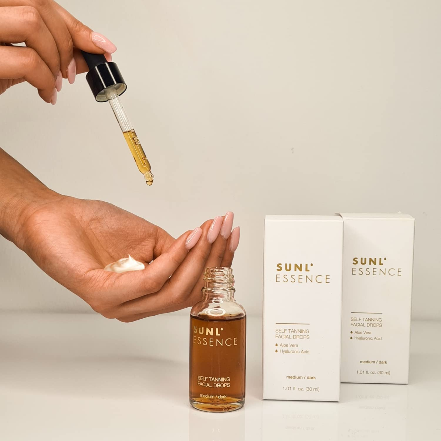 Aplikacja kropelek Onyx Sunl’essence – pipeta z serum dodawanym do kremu. Naturalny sposób na subtelną i równomierną opaleniznę twarzy.