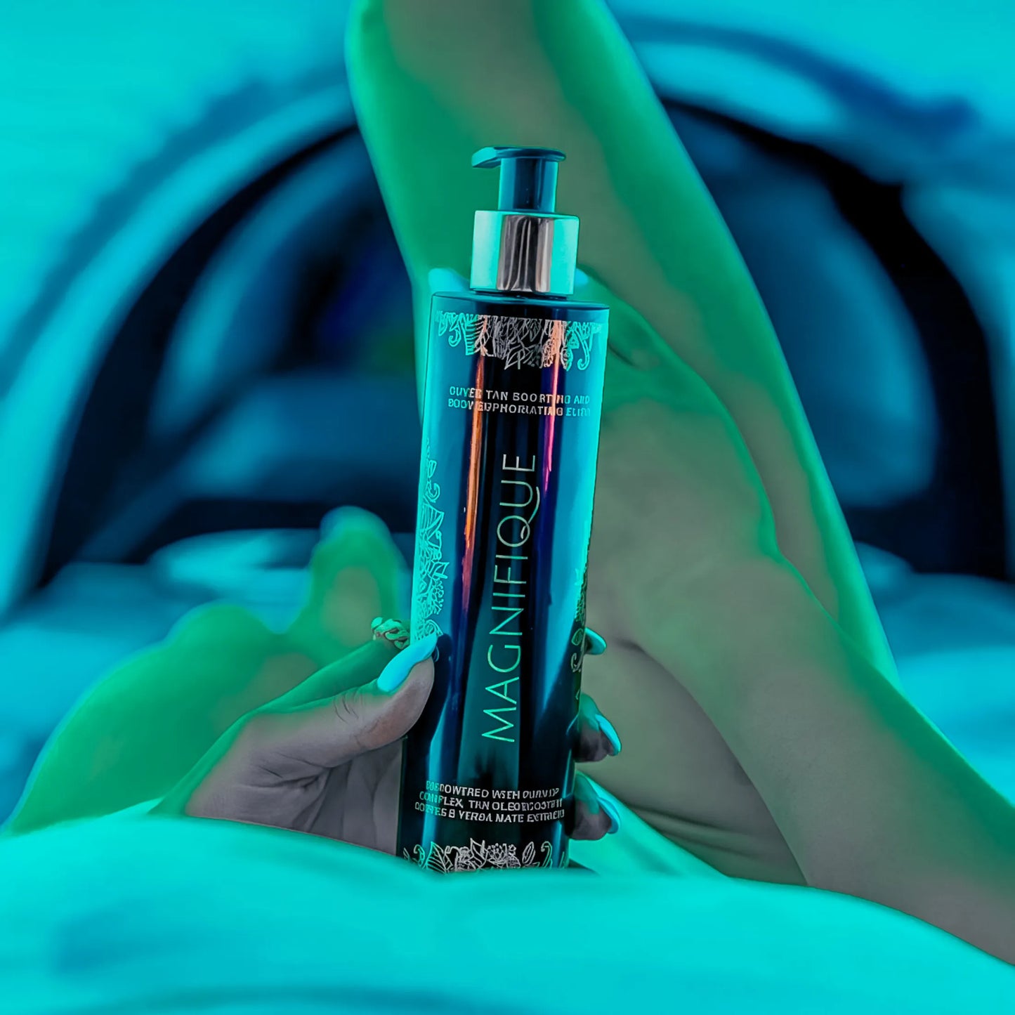 Zbliżenie na butelkę balsamu Onyx Magnifique trzymaną w dłoni w niebieskim świetle lamp solaryjnych, w tle rozmyte nogi