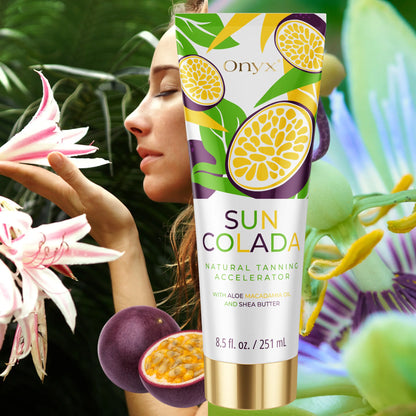 Artystyczne zdjęcie z przyspieszaczem Onyx Suncolada, kwiatami i marakują. Symbol świeżości i naturalnego opalania.